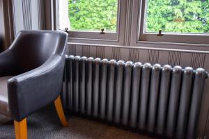 Ein Sitzbereich in der Unterkunft Craigmhor Lodge & Courtyard