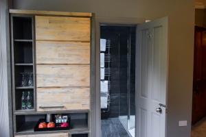 Ein Badezimmer in der Unterkunft Craigmhor Lodge & Courtyard