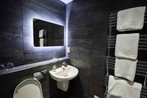 Ein Badezimmer in der Unterkunft Craigmhor Lodge & Courtyard