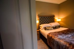 Ein Bett oder Betten in einem Zimmer der Unterkunft Craigmhor Lodge & Courtyard