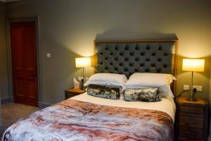 Ein Bett oder Betten in einem Zimmer der Unterkunft Craigmhor Lodge & Courtyard