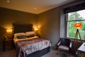Ein Bett oder Betten in einem Zimmer der Unterkunft Craigmhor Lodge & Courtyard