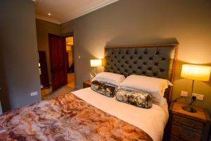 Ein Bett oder Betten in einem Zimmer der Unterkunft Craigmhor Lodge & Courtyard