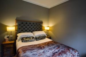 Ein Bett oder Betten in einem Zimmer der Unterkunft Craigmhor Lodge & Courtyard