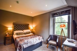 Ein Bett oder Betten in einem Zimmer der Unterkunft Craigmhor Lodge & Courtyard