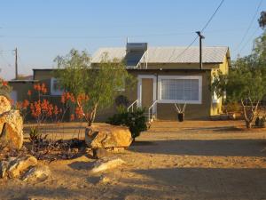 ein Haus mit Felsen davor in der Unterkunft Aloe Rock House in Aus