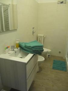 a bathroom with a sink and a toilet at Station Home in Sesto San Giovanni +19 photos