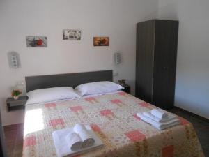 a bedroom with a bed with towels on it at B&B DI GABRIELE FILOMENA in Crotone