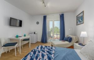 1 dormitorio con cama, mesa y escritorio en Apartment Complex Jelena, en Funtana