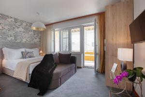1 dormitorio con 1 cama y 1 sofá en Apartments Il Giardino en Makarska