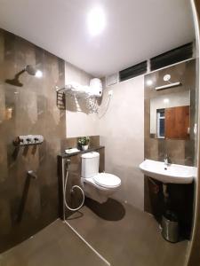 łazienka z toaletą i umywalką w obiekcie Liza Regency w mieście Ćennaj