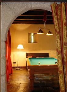 una camera con tavolo da biliardo di Hotel Rural Palacio de Prelo a Boal