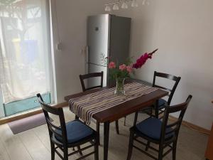 eine Küche mit einem Tisch mit Stühlen und einem Kühlschrank in der Unterkunft Pension Scheffler in Potsdam
