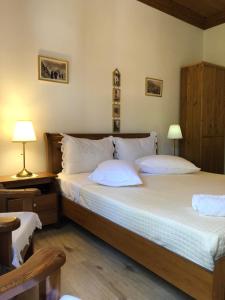 Postel nebo postele na pokoji v ubytování Hotel Gjirokastra