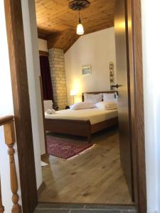 Postel nebo postele na pokoji v ubytování Hotel Gjirokastra
