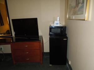 Habitación con TV, microondas y tocador. en Travelodge by Wyndham Silver Spring, en Silver Spring