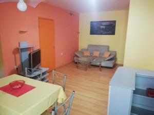 - un salon avec un canapé et une table dans l'établissement Лукс апартамент, à Stara Zagora