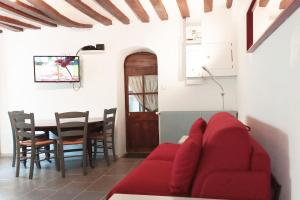 Pierrefiques的住宿－GITE LE PETIT VAUCHEL A 3,5 KM D'ETRETAT，客厅配有红色的沙发和桌子