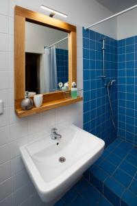 y baño con lavabo blanco y espejo. en Žižkov Cosy Studio Apartments en Praga