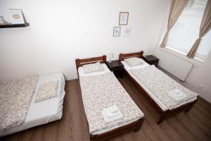 Posteľ alebo postele v izbe v ubytovaní Žižkov Cosy Studio Apartments