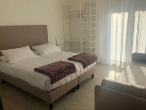 een slaapkamer met een bed met 2 kussens erop bij Sole&Luna - Rooms in Eraclea