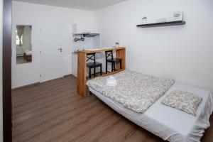 Posteľ alebo postele v izbe v ubytovaní Žižkov Cosy Studio Apartments