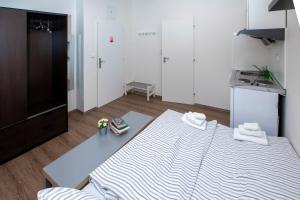 Posteľ alebo postele v izbe v ubytovaní Žižkov Cosy Studio Apartments