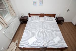 Posteľ alebo postele v izbe v ubytovaní Žižkov Cosy Studio Apartments