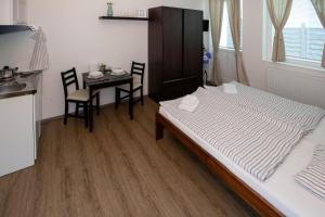 Posteľ alebo postele v izbe v ubytovaní Žižkov Cosy Studio Apartments