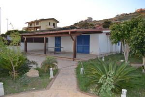 una pequeña casa azul y blanco en La Finestra Su Vigata, en Porto Empedocle