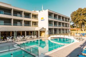 ein Bild eines Hotels mit zwei Pools in der Unterkunft Hotel Mimosa in Sidari