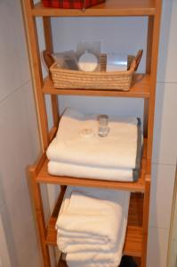 ハイデルベルクにあるFerienwohnungen Neckarblick - Heidelberg Altstadtのタオル棚(タオル、バスケット付) +25枚の写真
