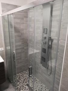 y baño con ducha y puerta de cristal. en MIRA B&B, en Campiano