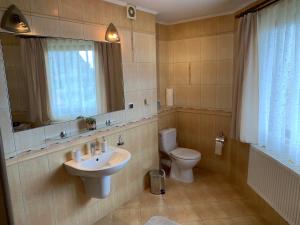 Koupelna v ubytování Apartamenty u Magika + 24 fotografií