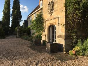 グランサムにあるMarston Hallの建物の横に座るテレビ2台 +13枚の写真