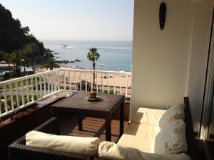 リョレート・デ・マルにあるApartamento Sol- Fanalsの海の景色を望むバルコニー(テーブル付)