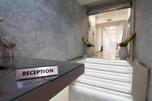 una hall con reception in un edificio di Omia a Belgrado