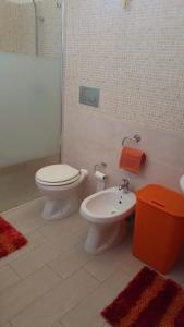 サン・ピエトロ・ヴェルノーティコにあるOasi Relaxのバスルーム(トイレ、ビデ付)