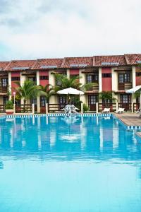 a large swimming pool in front of a hotel at Residencial Jerusalém I - Tonziro in Porto Seguro