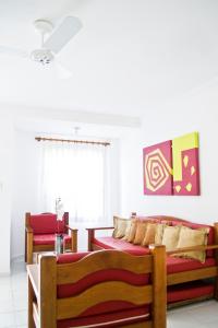 una sala de estar con 2 camas en una habitación en Residencial Jerusalém I - Tonziro en Porto Seguro