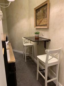 stół z dwoma krzesłami i stół z rośliną na nim w obiekcie 4us - 24h Self Check-in w mieście Sofia
