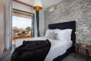 1 dormitorio con cama blanca y cabecero negro en Apartments Il Giardino, en Makarska
