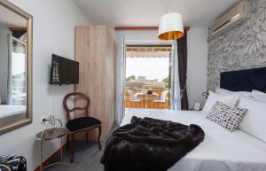Un dormitorio con una cama con una manta. en Apartments Il Giardino en Makarska