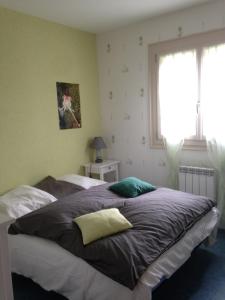 una camera da letto con due letti e una finestra di Chambre privée calme,campagne,étape,déplacement pro,abri moto vélo,parking a Vaux-sur-Vienne