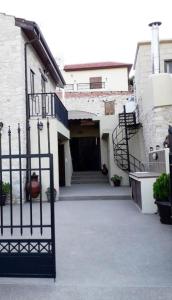 una puerta frente a un edificio con escalera en Omodos Maria's Apartments, en Omodos