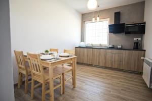 een keuken met een tafel en stoelen in een kamer bij 8 Jezior in Augustów