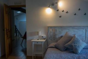 a bedroom with a bed with stars on the wall at Hostal Caseria San José de Hutar in Hútar