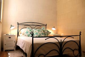 Ένα ή περισσότερα κρεβάτια σε δωμάτιο στο Charming Home in Republic street