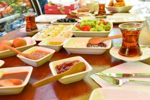 una mesa con muchos tazones de comida. en Balim Sultany, en Cesme