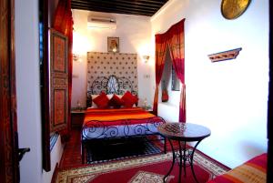 A bed or beds in a room at Dar Hafsa